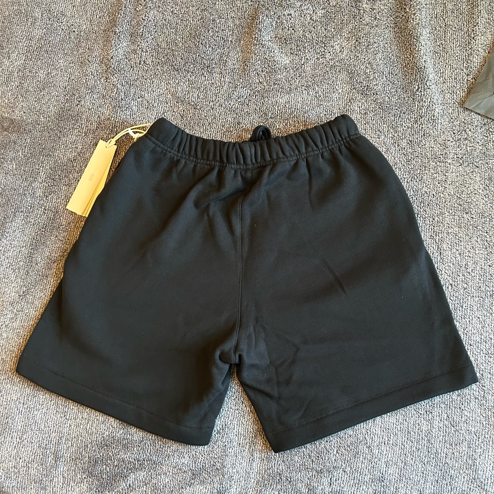 Fear of God Essentials Classic Sweatshort
Jet Black SS25 Size XS - Picture 6 of 8